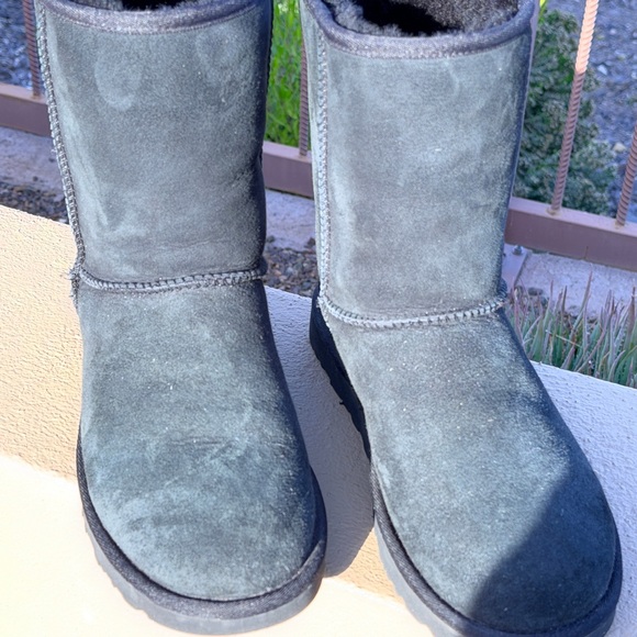 UGG Black classic short II Boots.  Sz 9.  EUC - Picture 3 of 8